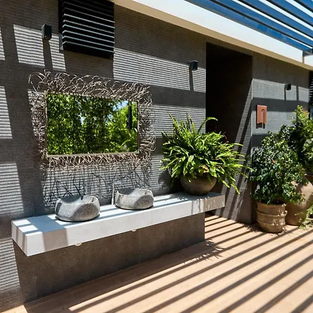 Stylish Penthouse With Jacuzzi - By Welcomely