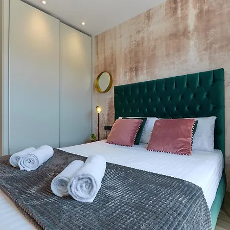Stylish Penthouse With Jacuzzi - By Welcomely Lägenhet *