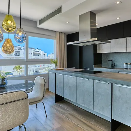 Stylish Penthouse With Jacuzzi - By Welcomely