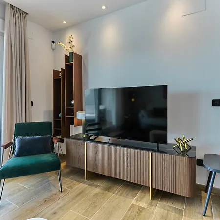 Stylish Penthouse With Jacuzzi - By Welcomely アパート