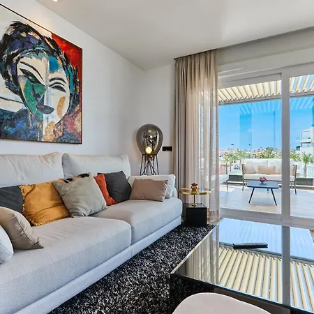 Апартаменты Stylish Penthouse With Jacuzzi - By Welcomely Торевьиа